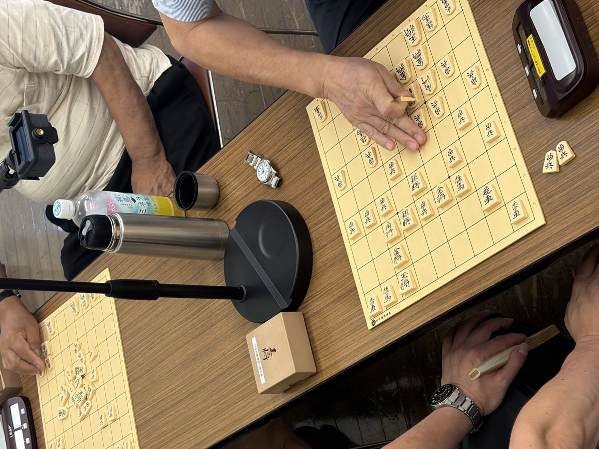 大会での対局。盤の脇に立てたカメラが対局を記録している